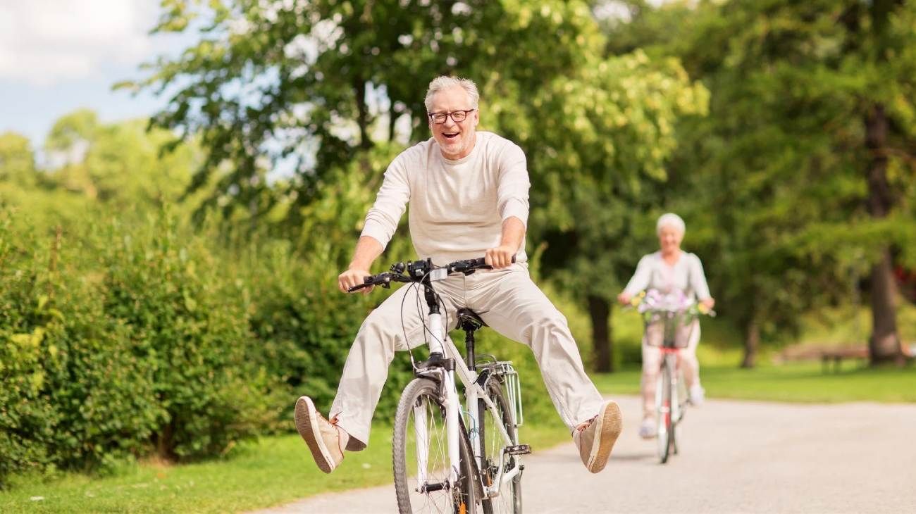 Por qué andar en bicicleta es ideal para las personas mayores | Weekend